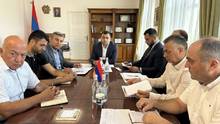 Այսօր Արմավիրի մարզպետ Արգիշտի Մեխակյանը hանդիպել է Խոյ համայնքի ղեկավար Լյուդվիկ Յայլոյանին և համայնքապետարանի աշխատակիցներին Այսօր Արմավիրի մարզպետ Արգիշտի Մեխակյանը hանդիպել է Խոյ համայնքի ղեկավար Լյուդվիկ Յայլոյանին և համայնքապետարանի աշխատակիցներին