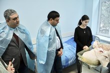 Մարզպետ Վահրամ Խաչատրյանն Արմավիրի բժշկական կենտրոնում տեսակցել է հերոս Ժիրայր Մարգարյանի մորն ու  նորածնին