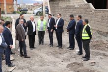 ՄԱՐԶՊԵՏ ՎԱՀՐԱՄ ԽԱՉԱՏՐՅԱՆԸ ԾԱՆՈԹԱՑԵԼ Է ՎԱՂԱՐՇԱՊԱՏ ՀԱՄԱՅՆՔԻ ՄԻ ՇԱՐՔ ԲՆԱԿԱՎԱՅՐԵՐՈՒՄ ԻՐԱԿԱՆԱՑՎՈՂ ՇԻՆԱՐԱՐԱԿԱՆ ԱՇԽԱՏԱՆՔՆԵՐԻ ԸՆԹԱՑՔԻՆ