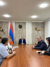 Մարզպետի տեղակալ Արամ Գրիգորյանն ընդունել է Մեծամոր համայնքի Արմավիր գյուղի արվեստի դպրոցի տնօրեն Կարեն Սիրեկանյանին և Հայկավանի միջնակարգ դպրոցի տնօրեն Սոֆյա Ալավերդյանին